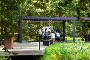 La Importancia de elegir instaladores cualificados para mejoras en Pérgolas de Jardín: El Caso RENSON