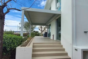 Proyecto particular en Girona: un porche renovado gracias a la pérgola Camargue Skye de Renson