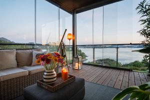 Transparencia y Elegancia: Cerramientos de Cristal para Exteriores con SUNFLEX, Pergolas RENSON y Síntesi d’Exteriors