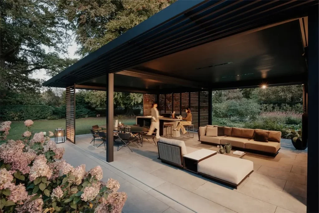 Mobiliario exterior bajo pérgola Renson