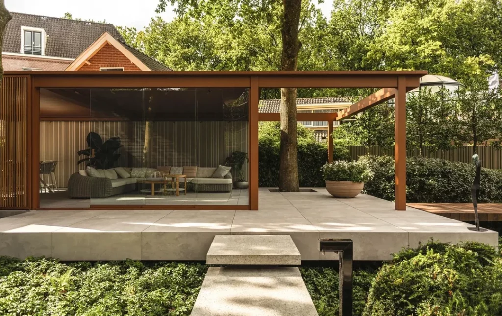 Zona de descanso cubierta por pérgola Amani de Renson