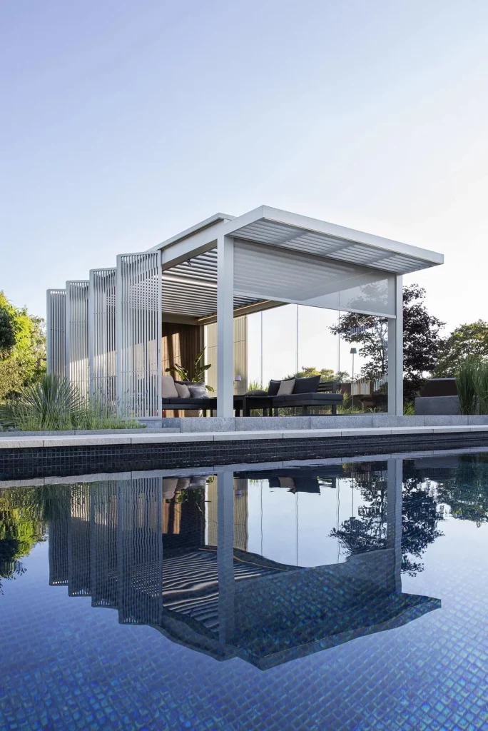 Jardín exterior protegido con pérgola Amani