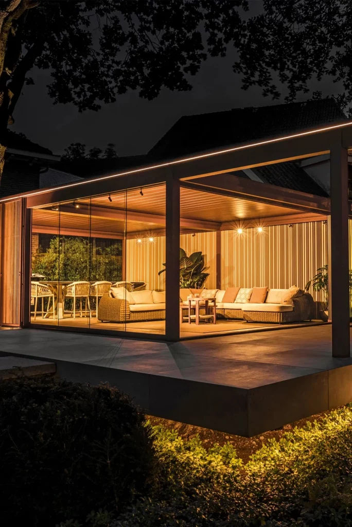 Iluminación LED integrada en pérgola Renson